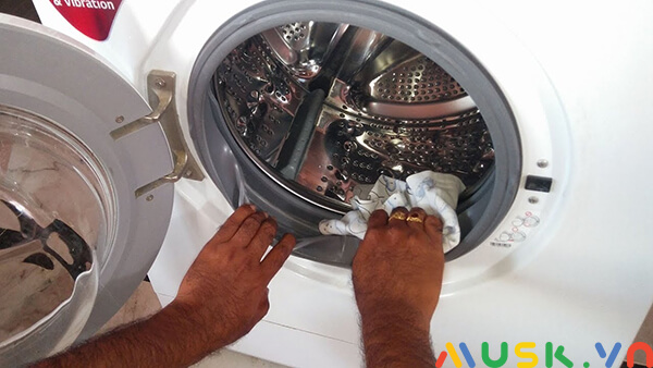 cách vệ sinh máy giặt aqua bằng cách vệ sinh lồng giặt bằng khăn mềm