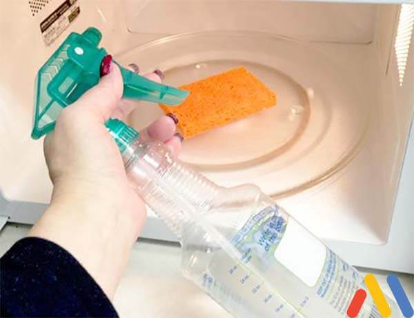 Cách sử dụng nước lau kính để vệ sinh lò vi sóng Sharp hiệu quả