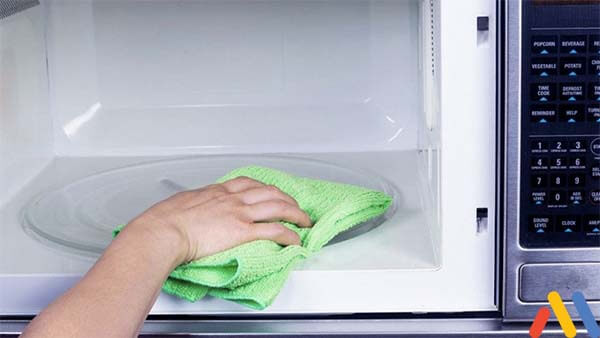 Lời khuyên về cách sử dụng lò vi sóng Sharp: dùng khăn ẩm để vệ sinh lò vi sóng
