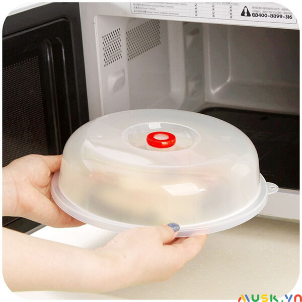 Khi hâm nóng thức ăn trong hộp nhựa bạn cần theo dõi thường xuyên