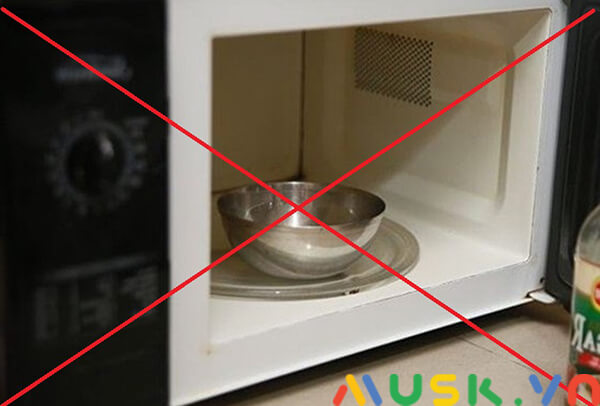 lưu ý khi sử dụng lò vi sóng , không sử dụng vật kim loại trong lò