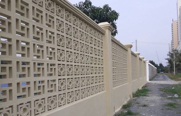 Mẫu hàng rào gạch kết hợp gạch tông ly màu trắng nhã nhặn