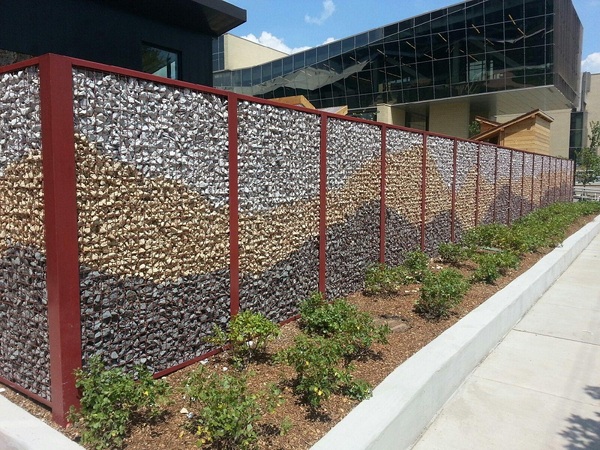 Thiết kế hàng rào gạch kết hợp đá nhiều màu tạo nên sự độc đáo