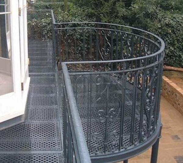 Kiểu dáng cầu thang sắt ngoài trời an toàn