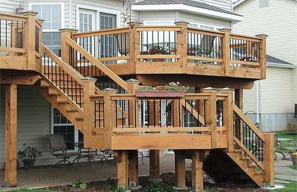Mẫu thiết kế cầu thang sắt ngoài trời kết hợp chất liệu gỗ