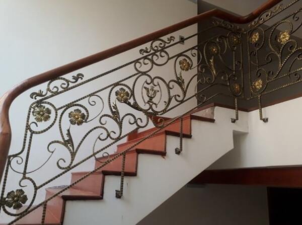 Cầu thang làm bằng sắt tay vịn gỗ có đa dạng màu sắc