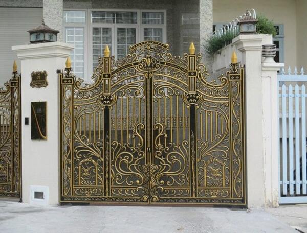 Mẫu cửa cổng sắt nhà biệt thự tone vàng đen sang chảnh