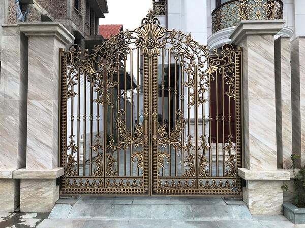 Mẫu cửa cổng sắt biệt thự đẹp cho mặt tiền phố