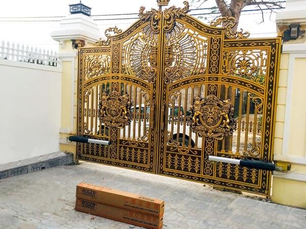 Cổng sắt tự động họa tiết cầu kỳ sơn vàng kiểu hoàng gia