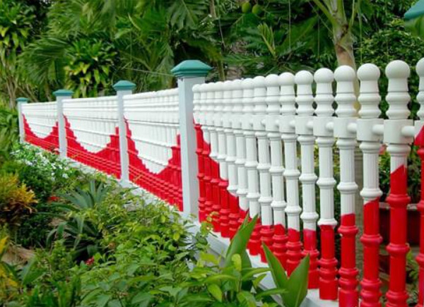 Lựa chọn màu sơn phủ cũng giúp cho hàng rào nổi bật hơn