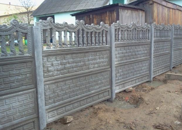 Mẫu hàng rào bê tông phong cách cổ điển cho nhà nông thôn