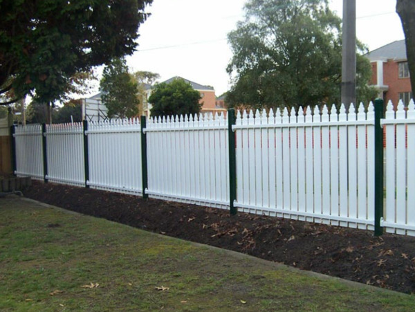 Mẫu hàng rào đơn giản với thiết kế tone trắng chủ đạo
