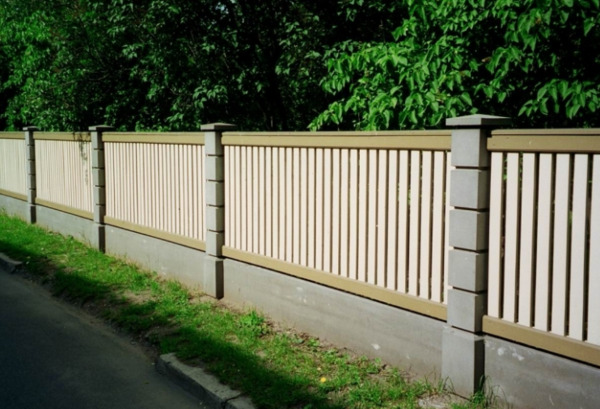 Hàng rào làm bằng bê tông kiểu đơn giản rất được ưa chuộng