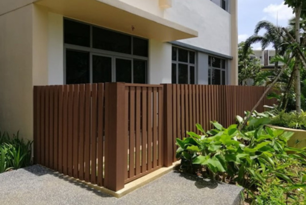 Mẫu hàng rào gỗ tự nhiên phù hợp cho nhà mặt phố