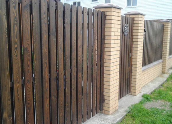 Mẫu hàng rào gỗ đẹp theo tone màu lạnh cổ điển