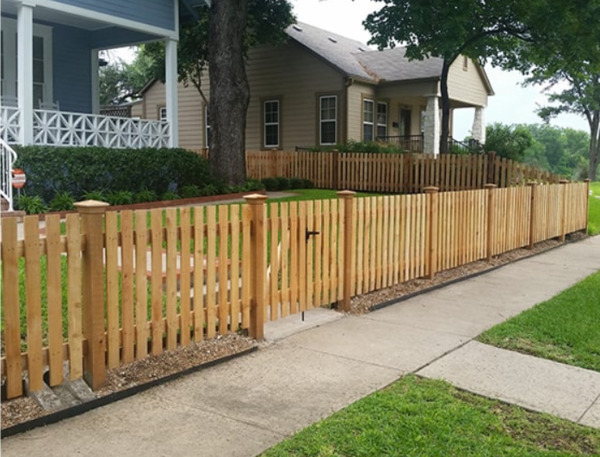 Một số thiết kế hàng rào gỗ thấp