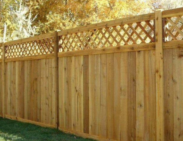 Gỗ làm hàng rào có thể tự nhiên 100% hoặc pha thêm vật liệu khác