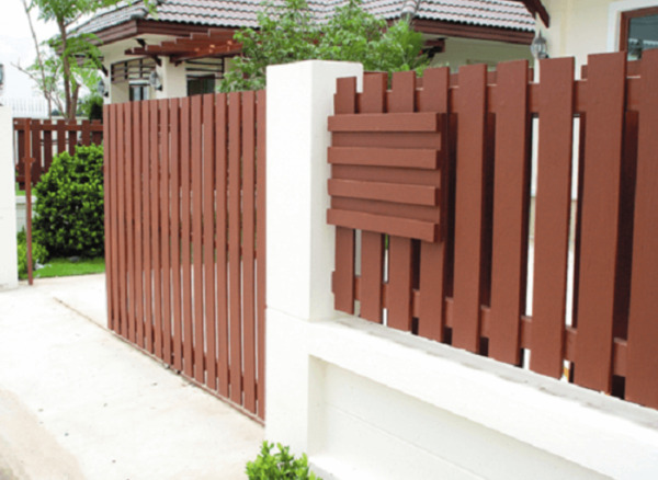 Nên chọn tone màu cho hàng rào gỗ phù hợp với cửa