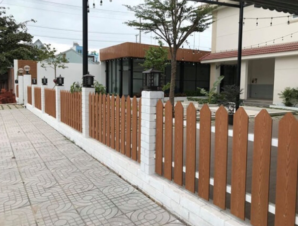 Hàng rào gỗ được ứng dụng thiết kế cho nhiều quán cafe