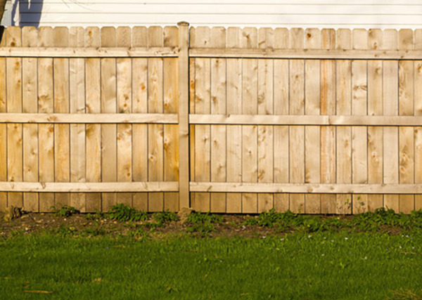 Các mẫu hàng rào gỗ đơn giản sẽ có giá rẻ hơn
