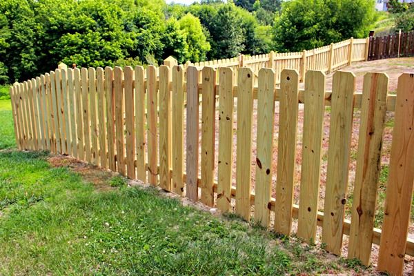 Hàng rào gỗ dễ dàng gia công với nhiều hình dáng bắt mắt