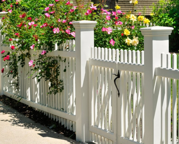 Phong cách hiện đại tạo nên nhiều thiết kế hàng rào gỗ đẹp