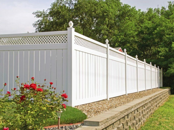 Hàng rào bằng gỗ sở hữu nhiều ưu điểm vượt trội cho bạn lựa chọn