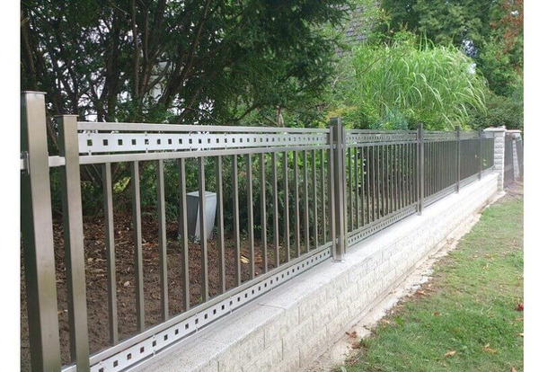 Hàng rào inox thiết kế thanh chắn dọc lạ đơn giản