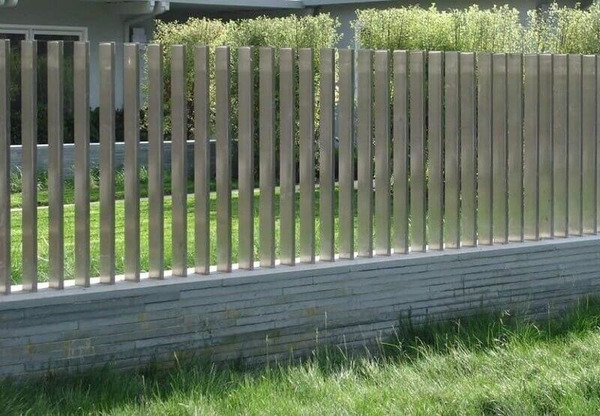 Hàng rào bằng inox với các thanh dọc dày, kiên cố