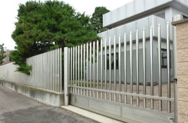 Tường rào inox thiết kế có đầu nhọn