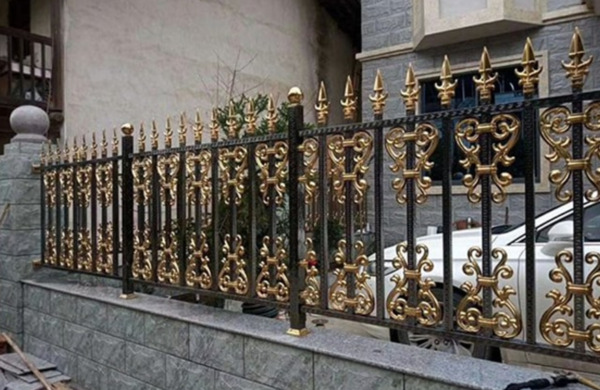 Hàng rào inox thiết kế cổ điển mạ vàng sang trọng