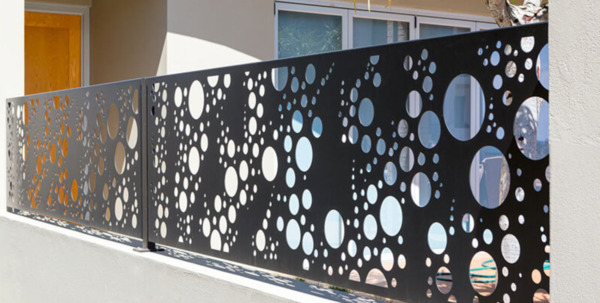 Tường hàng rào CNC sắt họa tiết chim bồ câu tạo điểm nhấn