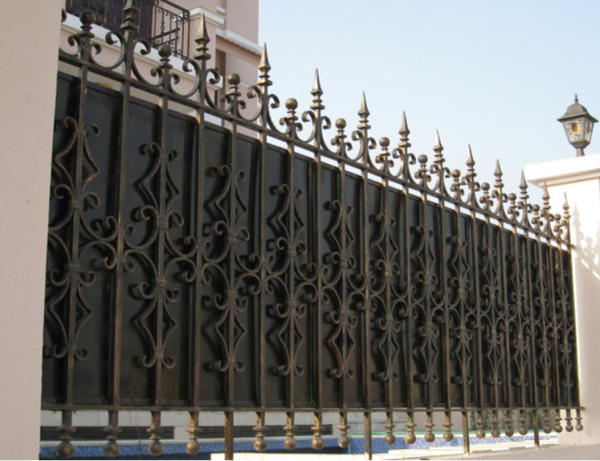 Các họa tiết xưa cũ rất được ưa chuộng khi thiết kế hàng rào