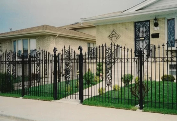 Thiết kế hàng rào bằng sắt theo phong cách cổ điển