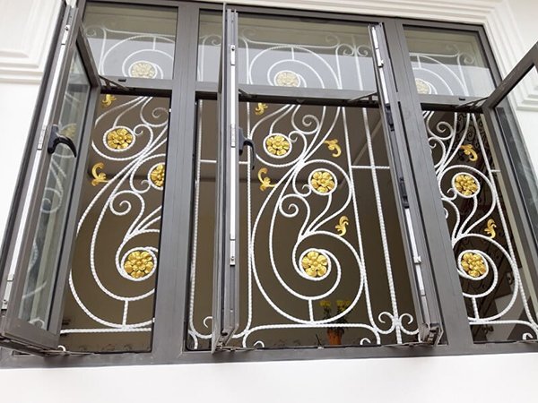 Thiết kế cửa sổ CNC màu trắng điểm hoa vàng