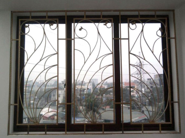 Khung bảo vệ cửa sổ được làm bằng sắt với nhiều kiểu dáng khác nhau