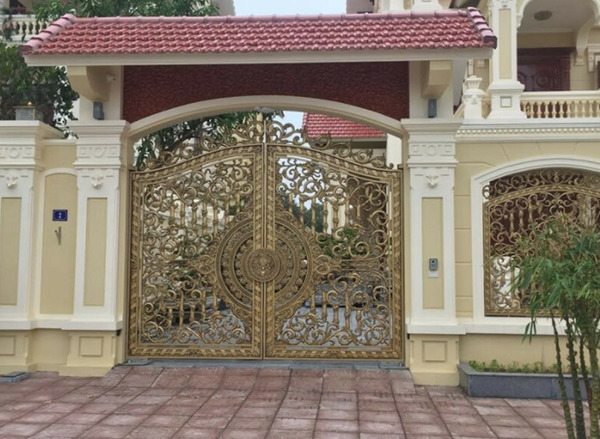 Cổng mái thái làm bằng gạch ngói phù hợp kiến trúc Việt
