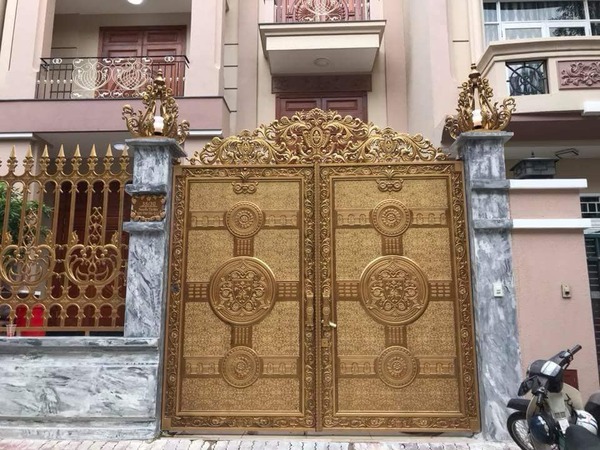 Mẫu cửa sắt kín với tông màu vàng thời thượng