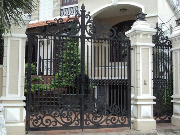 Thiết kế cửa cổng 3 cánh bằng sắt tối giản nhưng vẫn sang trọng
