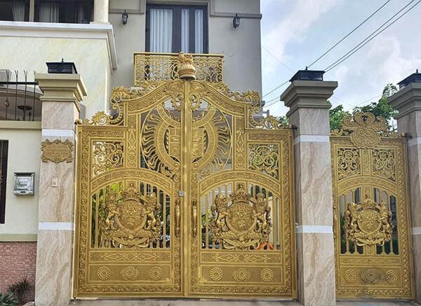 Mẫu cửa cổng 3 cánh tone vàng chi tiết cầu kỳ