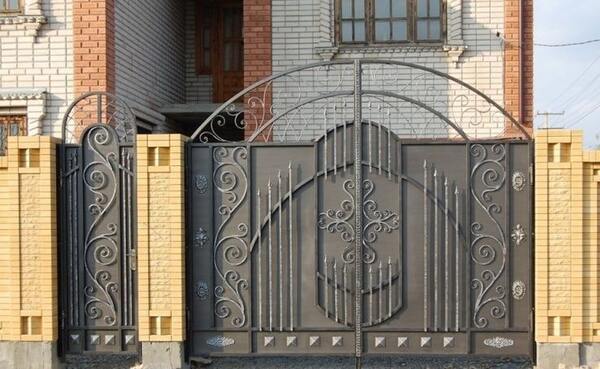 Thiết kế cửa cổng sắt phù hợp với nhà mặt phố