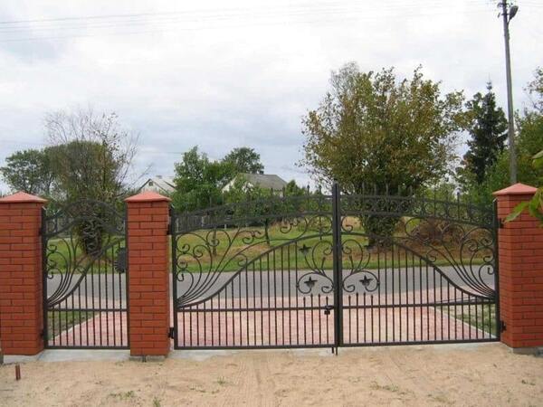 Mẫu cổng sắt 3 cánh cho nhà ở nông thôn