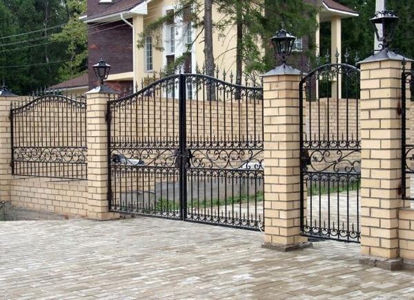 Thiết kế cửa cổng sắt 3 cánh phù hợp cho khu nghỉ dưỡng