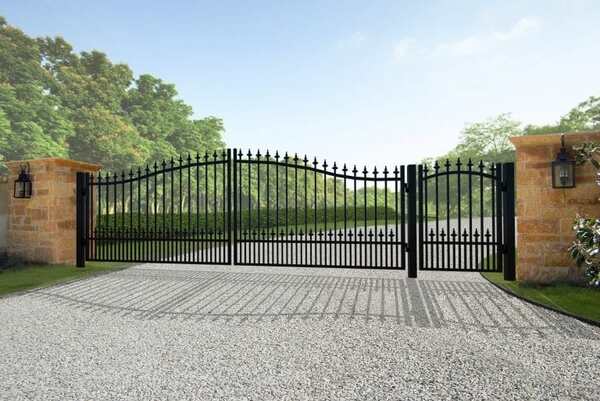 Lựa chọn cổng sắt 3 cánh giúp gia tăng tính thẩm mỹ cho ngôi nhà