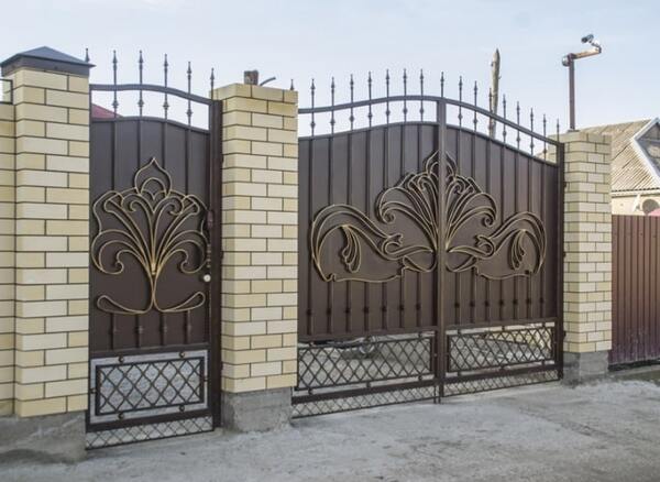Thiết kế cửa cổng sắt 3 cánh trang trí hình hoa độc đáo