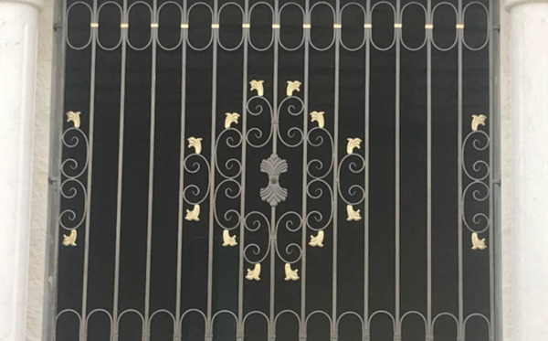 Mẫu chấn song sắt cửa sổ thiết kế họa tiết vàng đặc biệt
