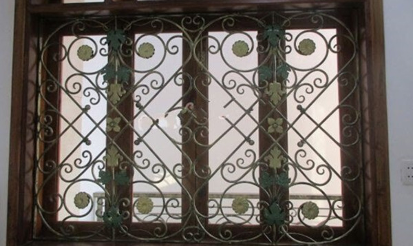 Mẫu chấn song cửa sổ sắt phong cách hiện đại