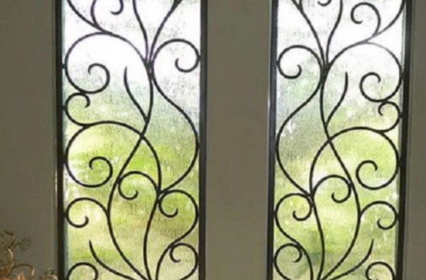 Song sắt cửa sổ thiết kế họa tiết hình cây