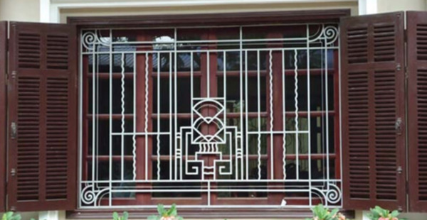 Mẫu thiết kế cửa sổ sắt họa tiết khác lạ
