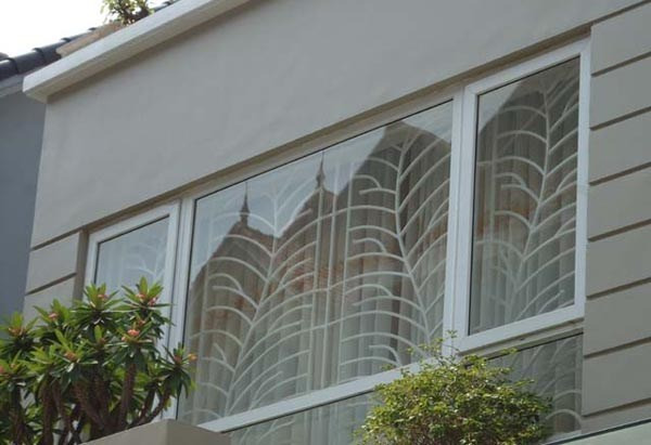 Song cửa sổ sắt thiết kế họa tiết cành cây khô độc đáo